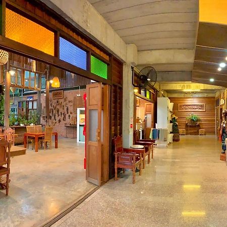 Hug Sakhonnakhon Hotel สกลนคร ภายนอก รูปภาพ